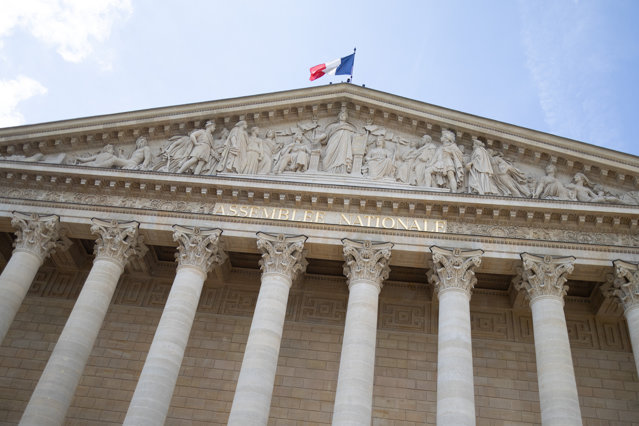 Socialistii francezi decid sa nu sprijine motiunea impotriva lui Bayrou