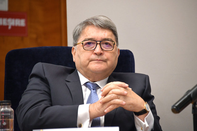 Hurezeanu chemat in Parlament sa explice cum am ajuns nepoftitii de la Paris