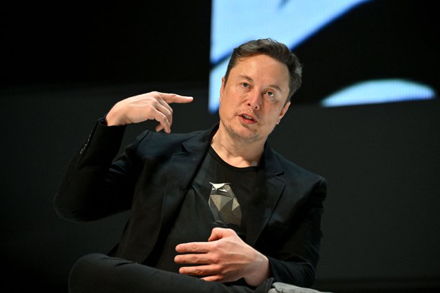 Lucratorii federali il actioneaza in instanta pe Musk