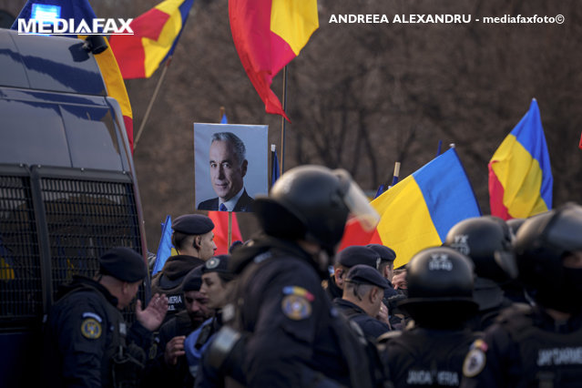 Protest cu tensiuni in Piata Victoriei dupa demisia lui Iohannis