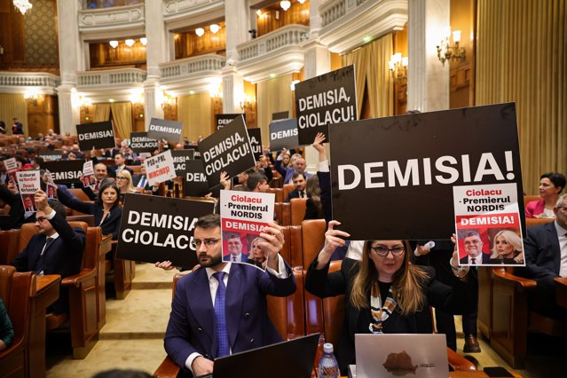 USR cere demisia premierului Ciolacu Ai zburat cu Nordis Pleaca din functie