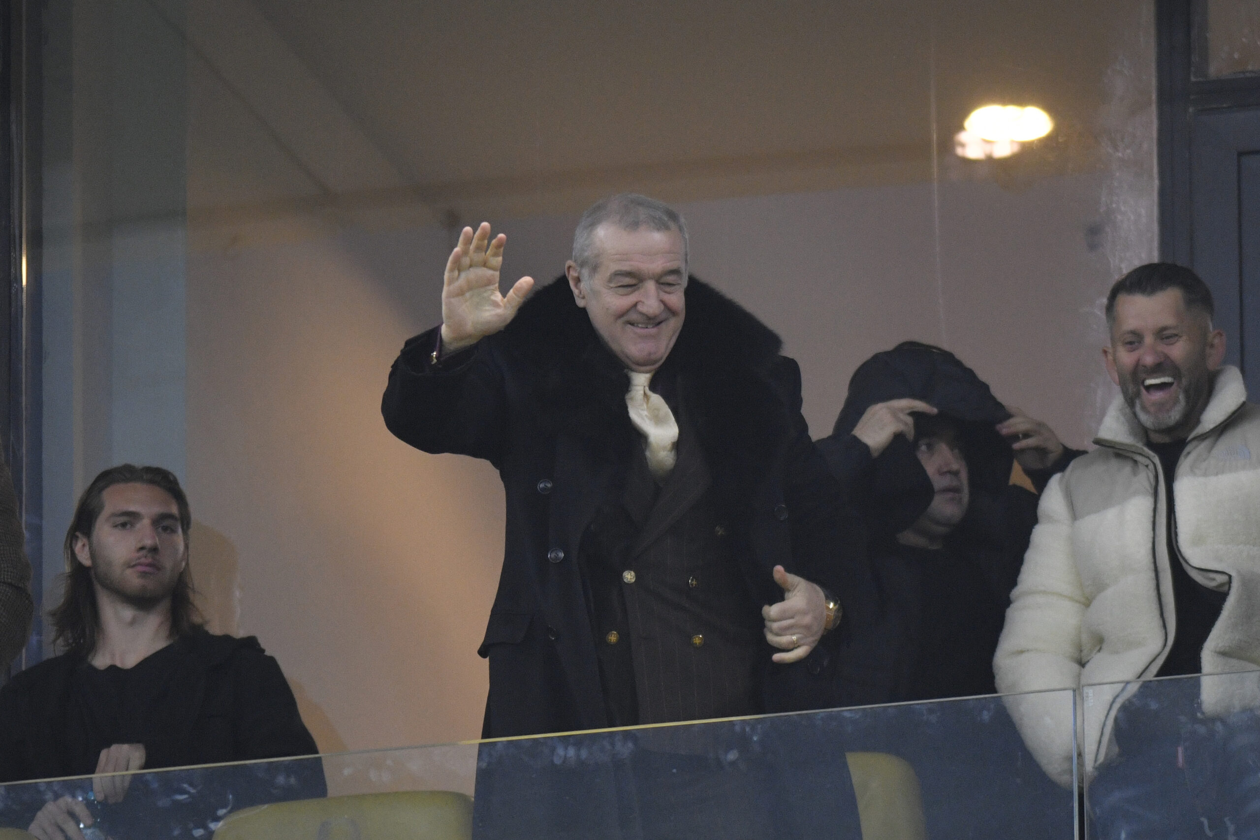 Becali anunta infiintarea unui partid suveranist nou va prelua miscarea falsa a lui Simion