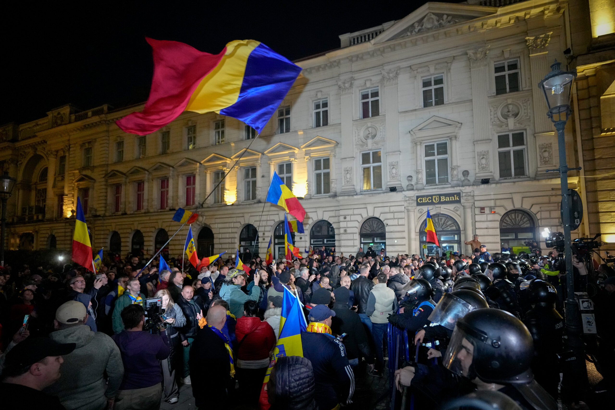Ciocniri violente intre protestatari si jandarmi in Bucuresti