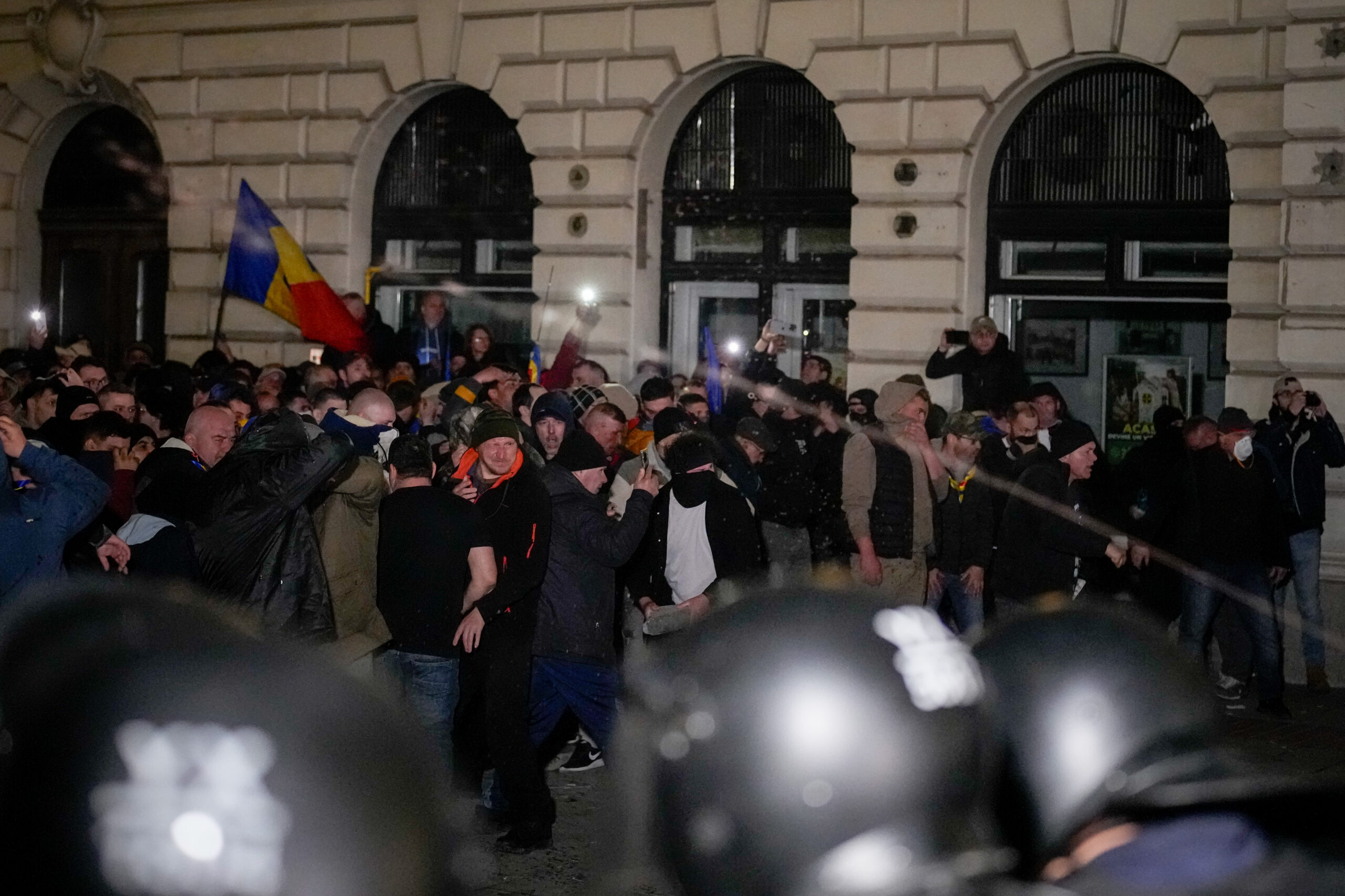 Condamnam ferm violentele din strada