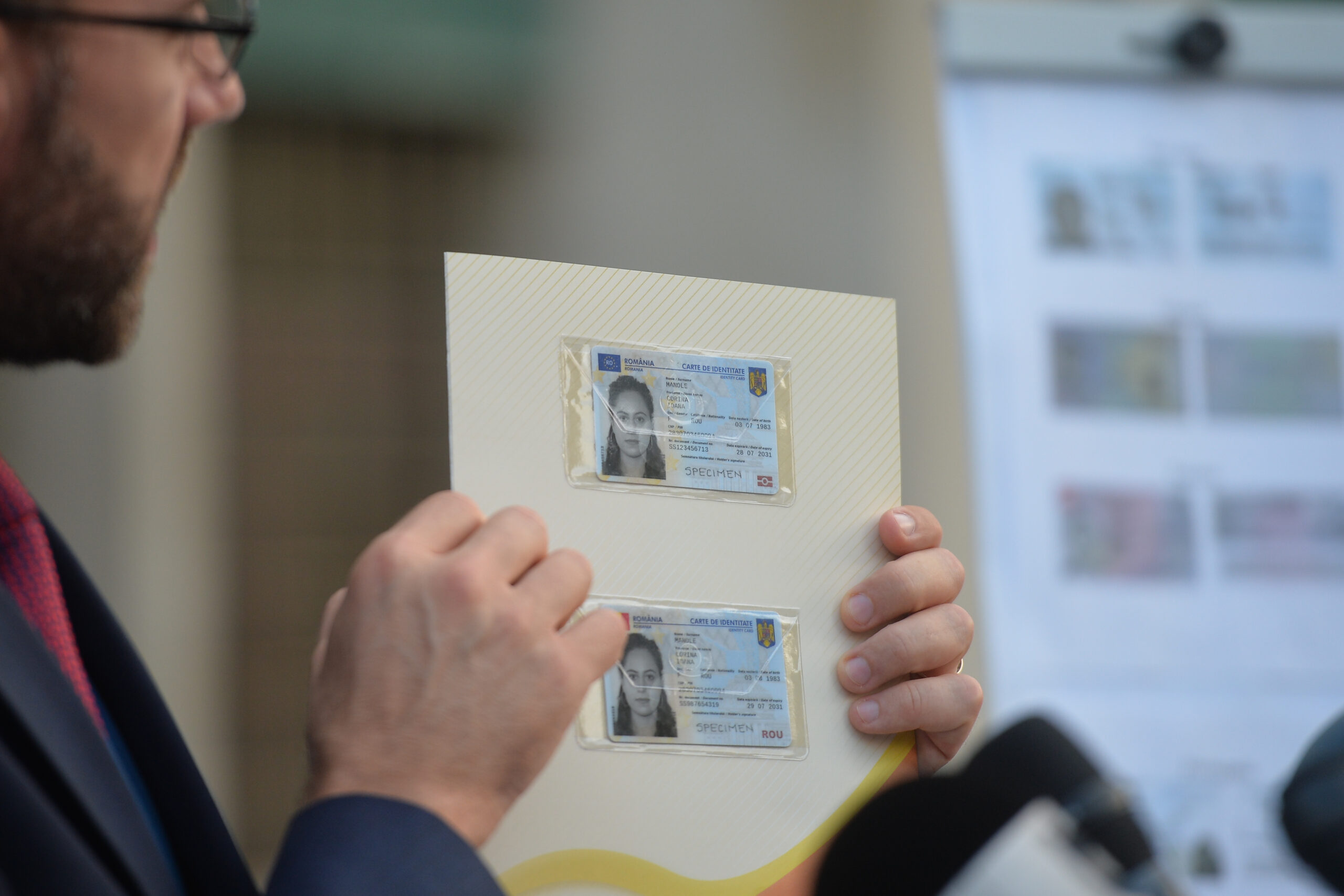 Copiii sub 14 ani vor avea carti electronice fara amprente