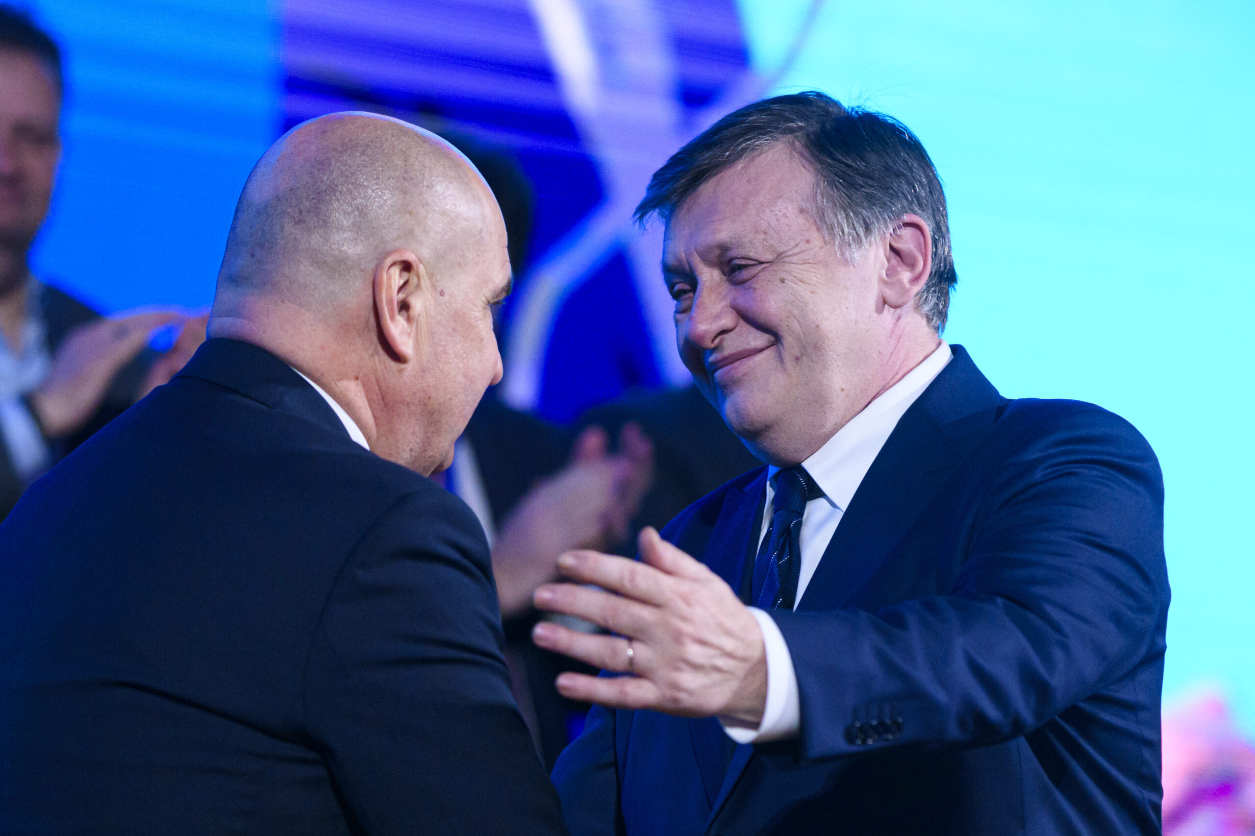 Crin Antonescu afirma ca nu renunta la candidatura USR il sprijina pe Ilie Bolojan