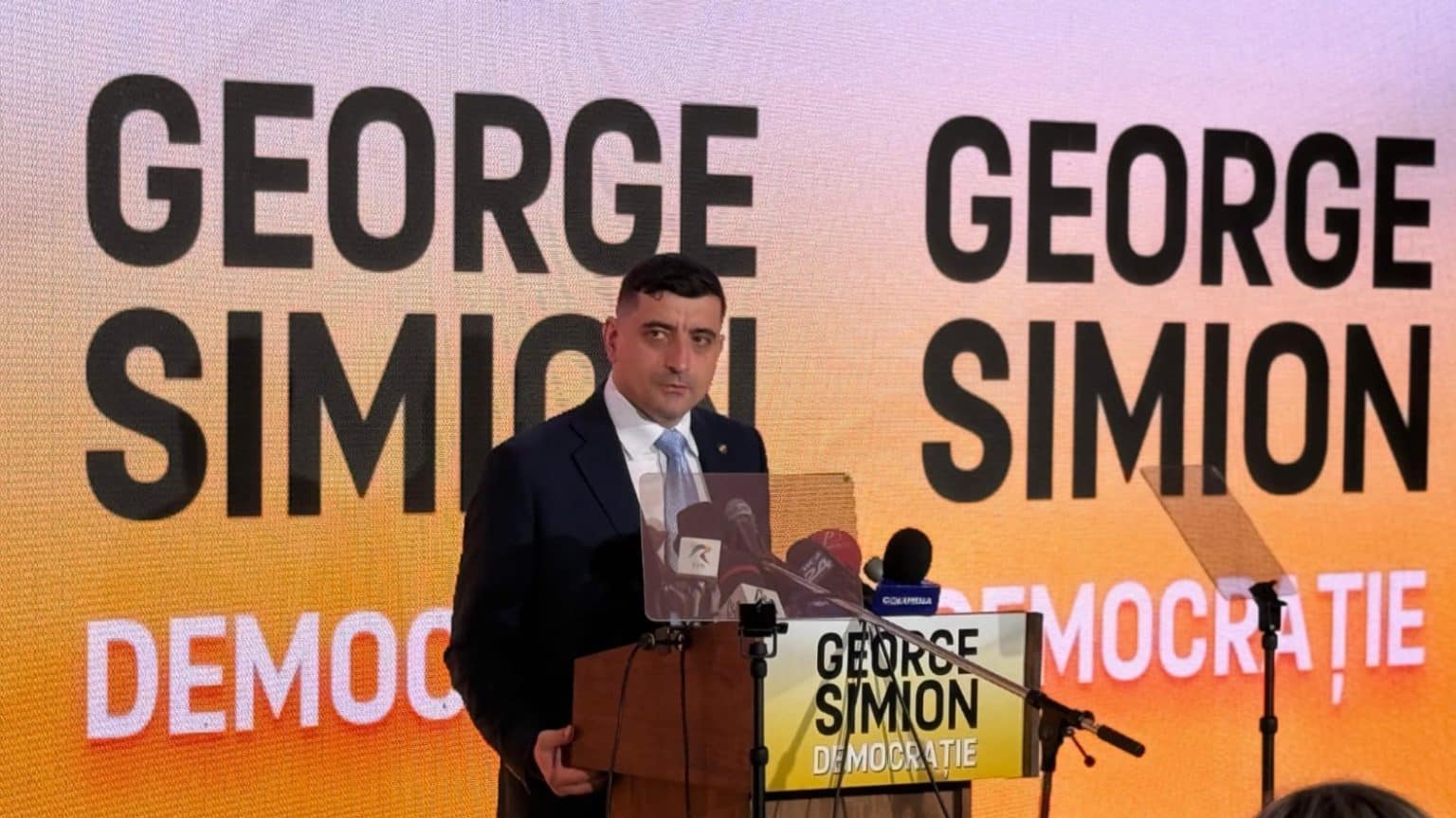 George Simion merge la concert cu oficial austriac
