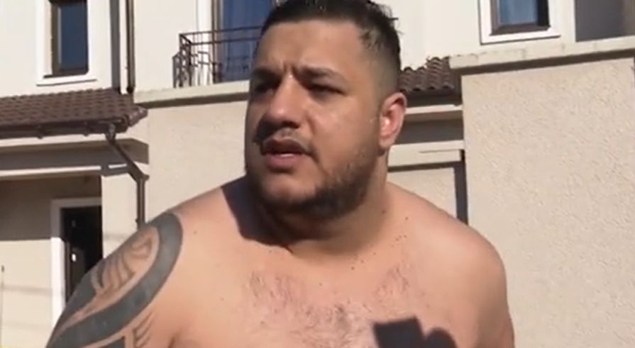 Influencerul Alin Borcan amendat dupa ce a iesit cu o pusca airsoft dupa perchezitii