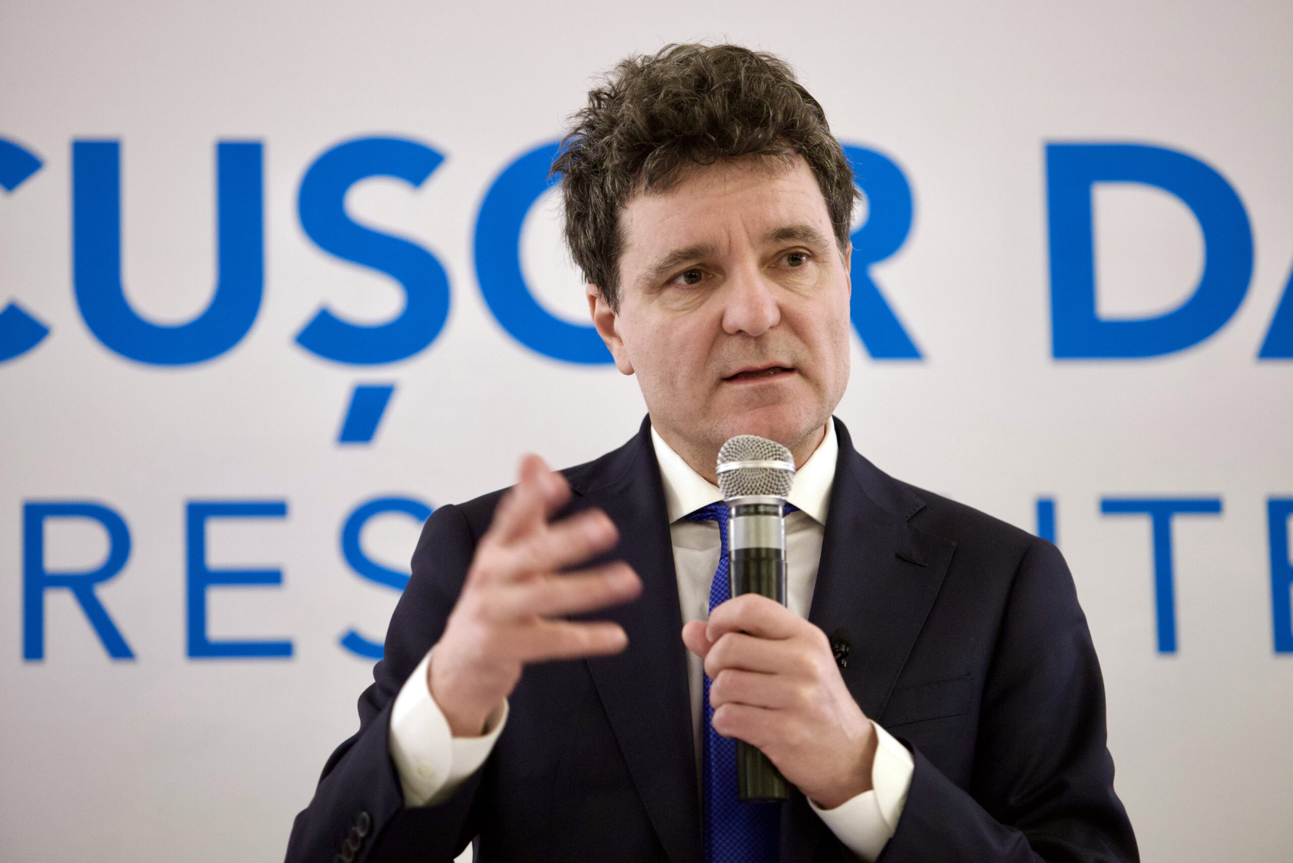 Nicusor Dan isi depune vineri candidatura prezidentiala