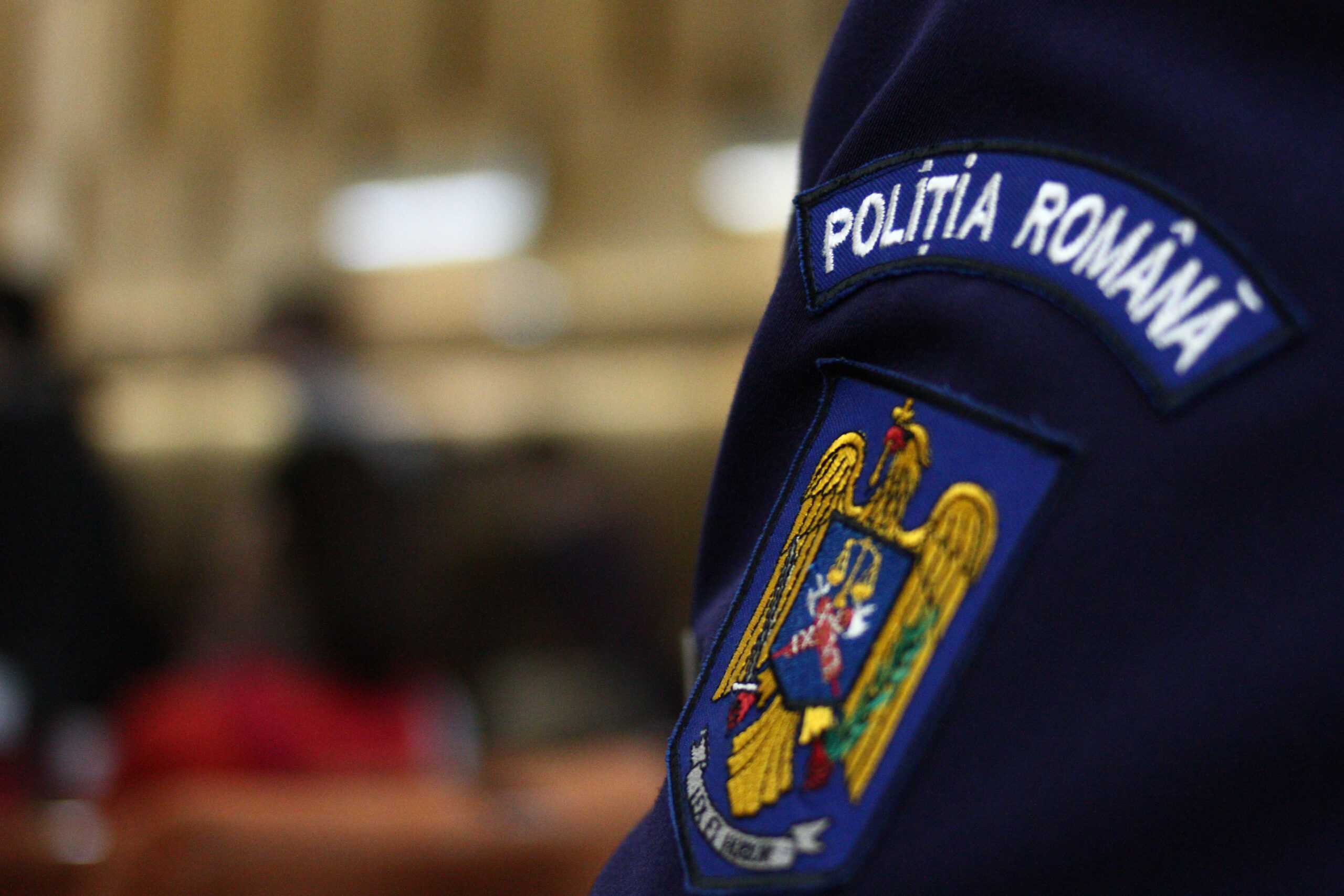 Politist bucurestean cercetat si dezarmat pentru sustinerea lui Georgescu