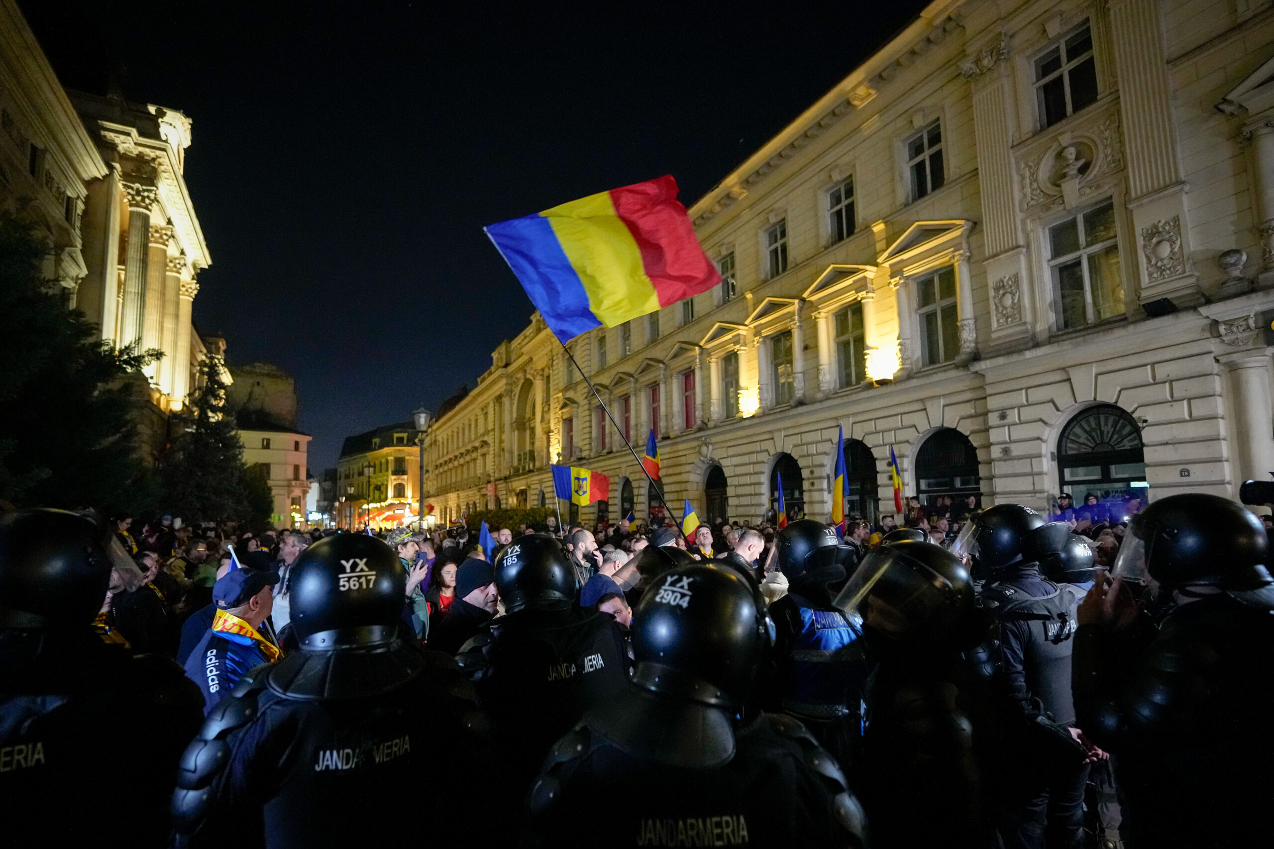 Protestele escaladeaza sustinatorii lui Georgescu filmati spargand caldaram pentru a arunca in jandarmi
