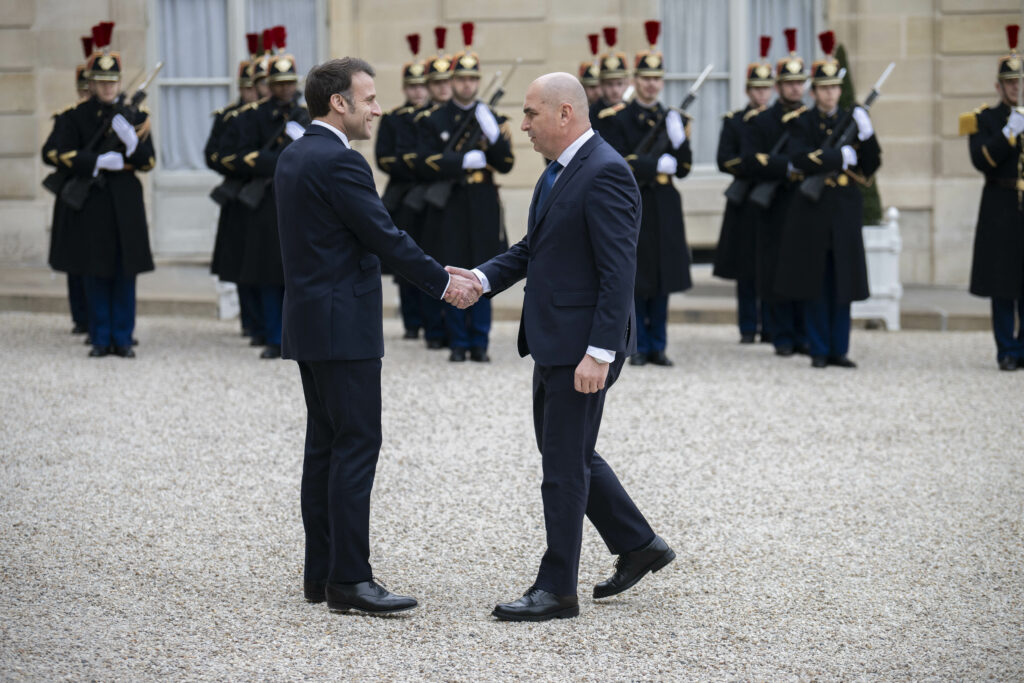 Reuniunea de la Paris Ilie Bolojan intampinat de Emmanuel Macron