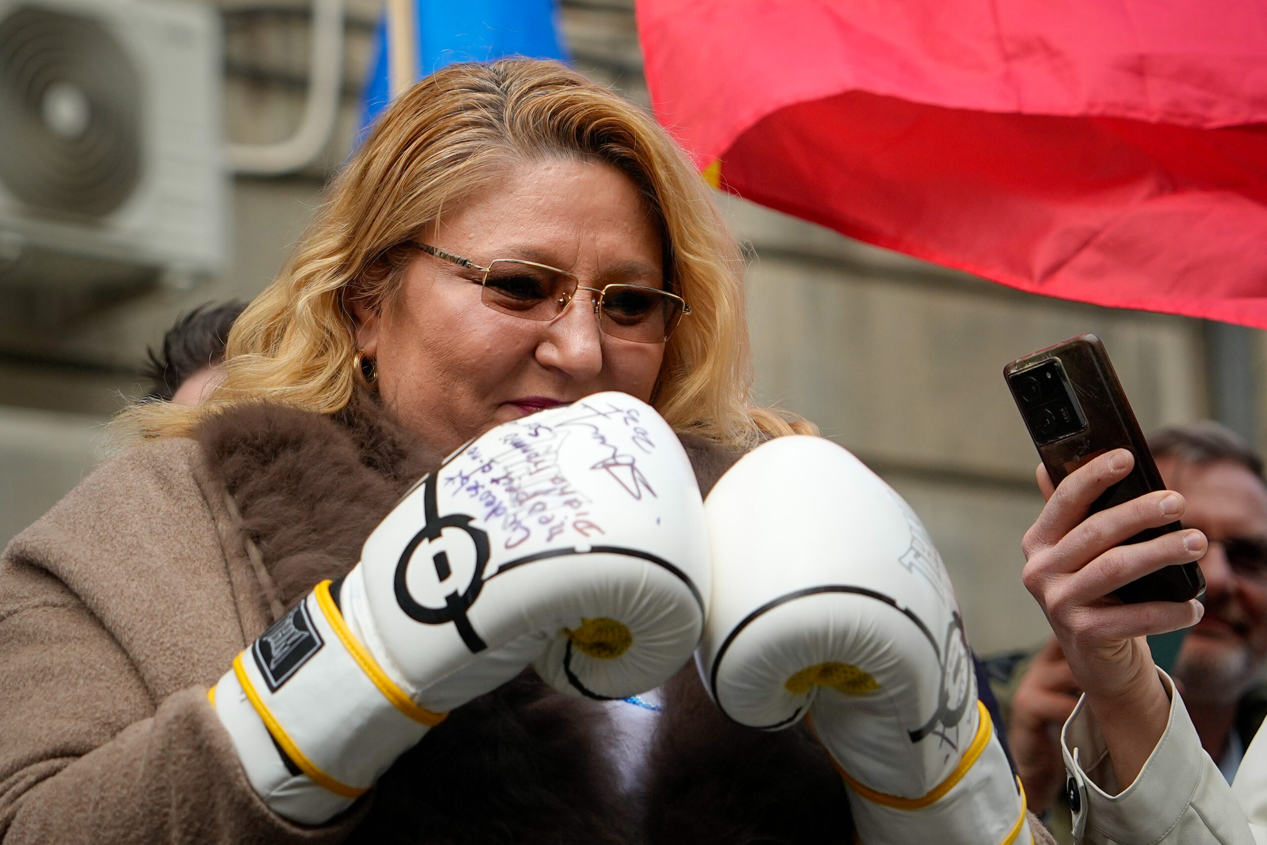 Sosoaca sustine ca romanii trebuie sa decida privind iesirea din UE