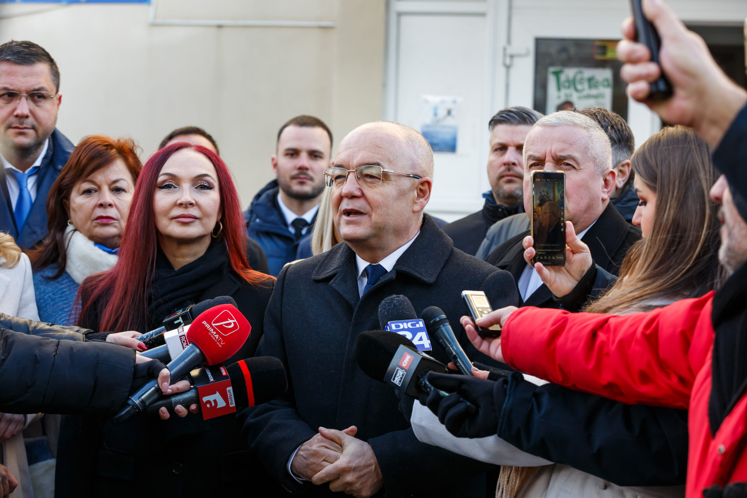 Emil Boc il critica pe Nicusor Dan Oamenii se plang de lipsa apei calde