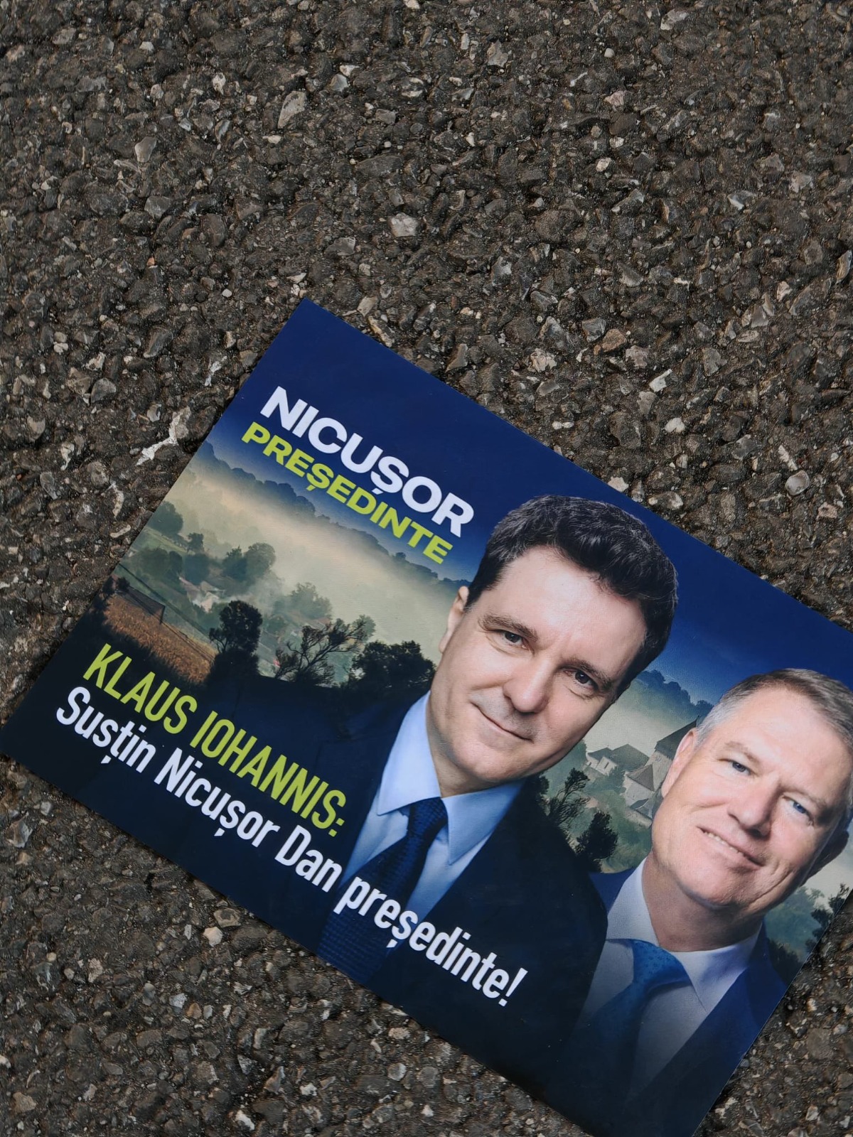 Fluturasi cu sloganul Klaus Iohannis Sustin Nicusor Dan presedinte distribuiti in Bucuresti Asocierea ar putea dauna candidatului