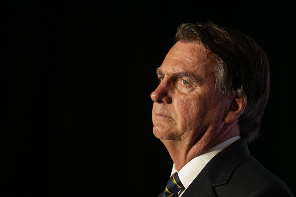 Fostul presedinte brazilian Jair Bolsonaro este internat