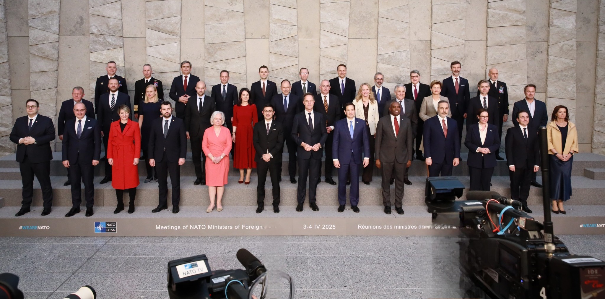 Gafa lui Hurezeanu la reuniunea din Bruxelles A intarziat la poza de grup si a fost strigat de seful NATO