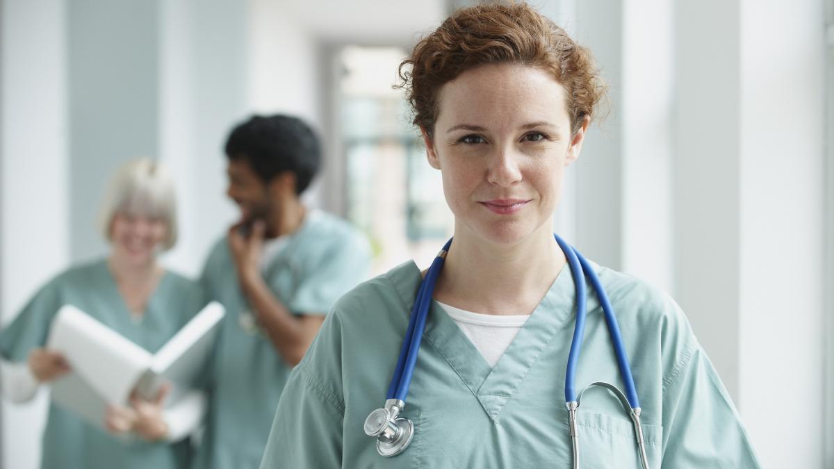 Medicii si asistentele ar putea primi 5000 euro anual