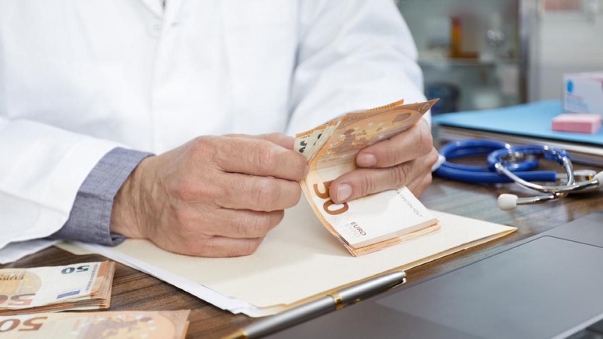 Mita de 3500 de euro pentru operatii la Iasi