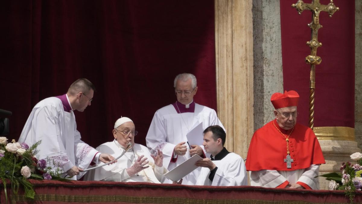 Moment emotionant la Vatican Papa Francisc binecuvanteaza