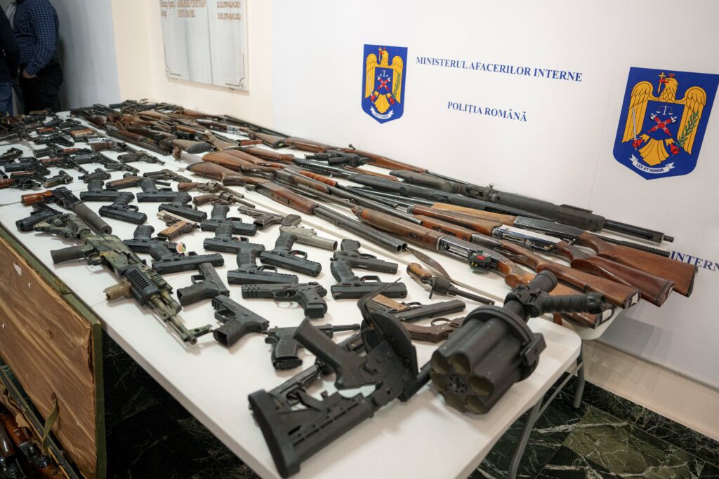 Politia Romana prezinta arsenalul confiscat de la Horatiu Potra