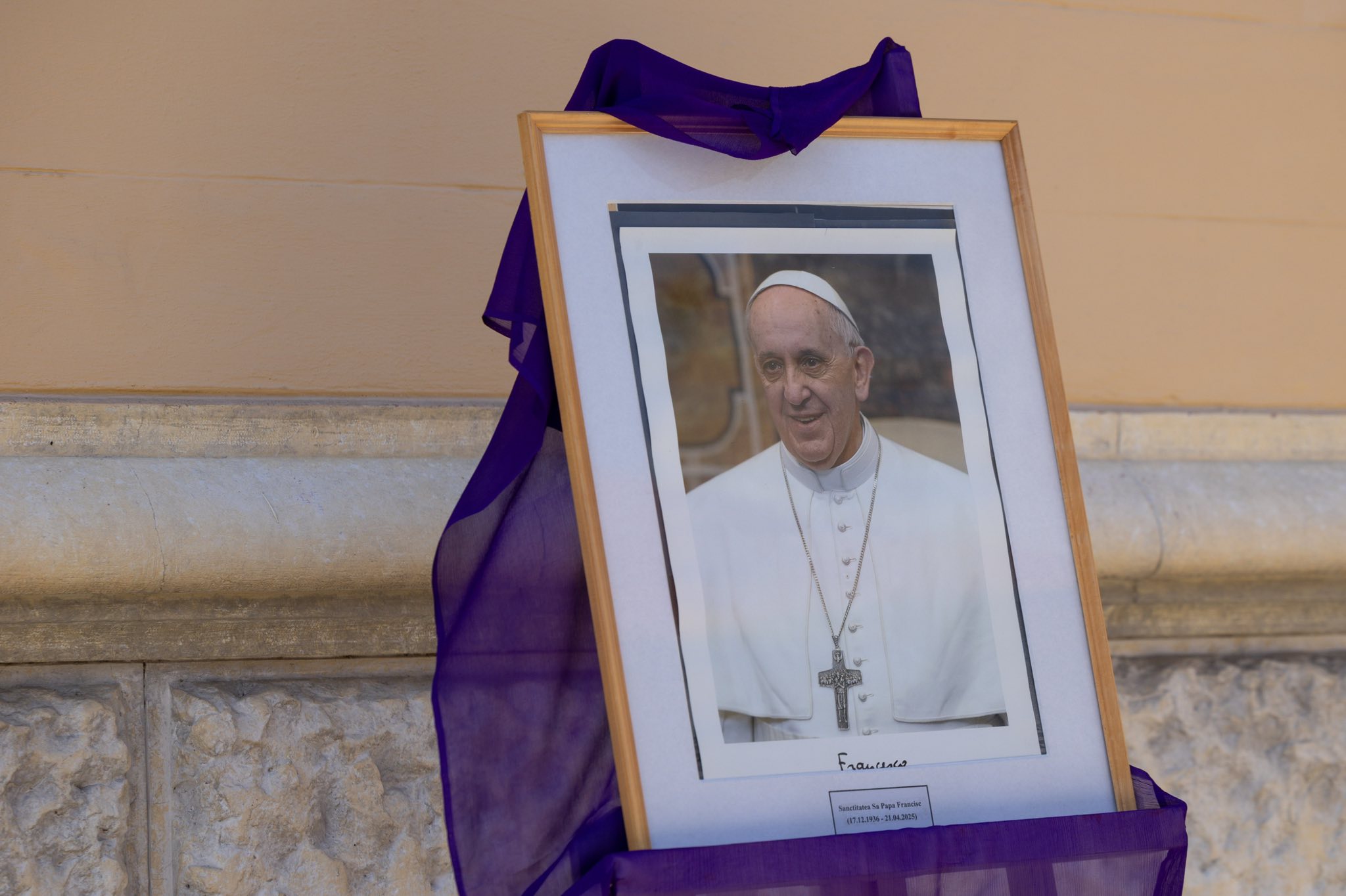 Romanii la funeraliile Papei Francisc Vanzarile de bilete de 4 ori mai mari