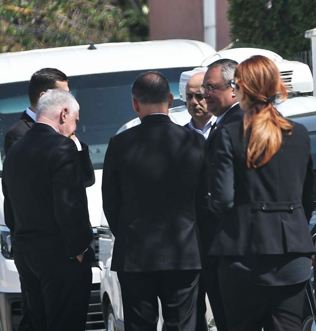 Scena la inmormantarea miliardarului Nawaf Salameh Zuckerman aranjeaza insigna lui Ciuca in scandalul cu Lasconi