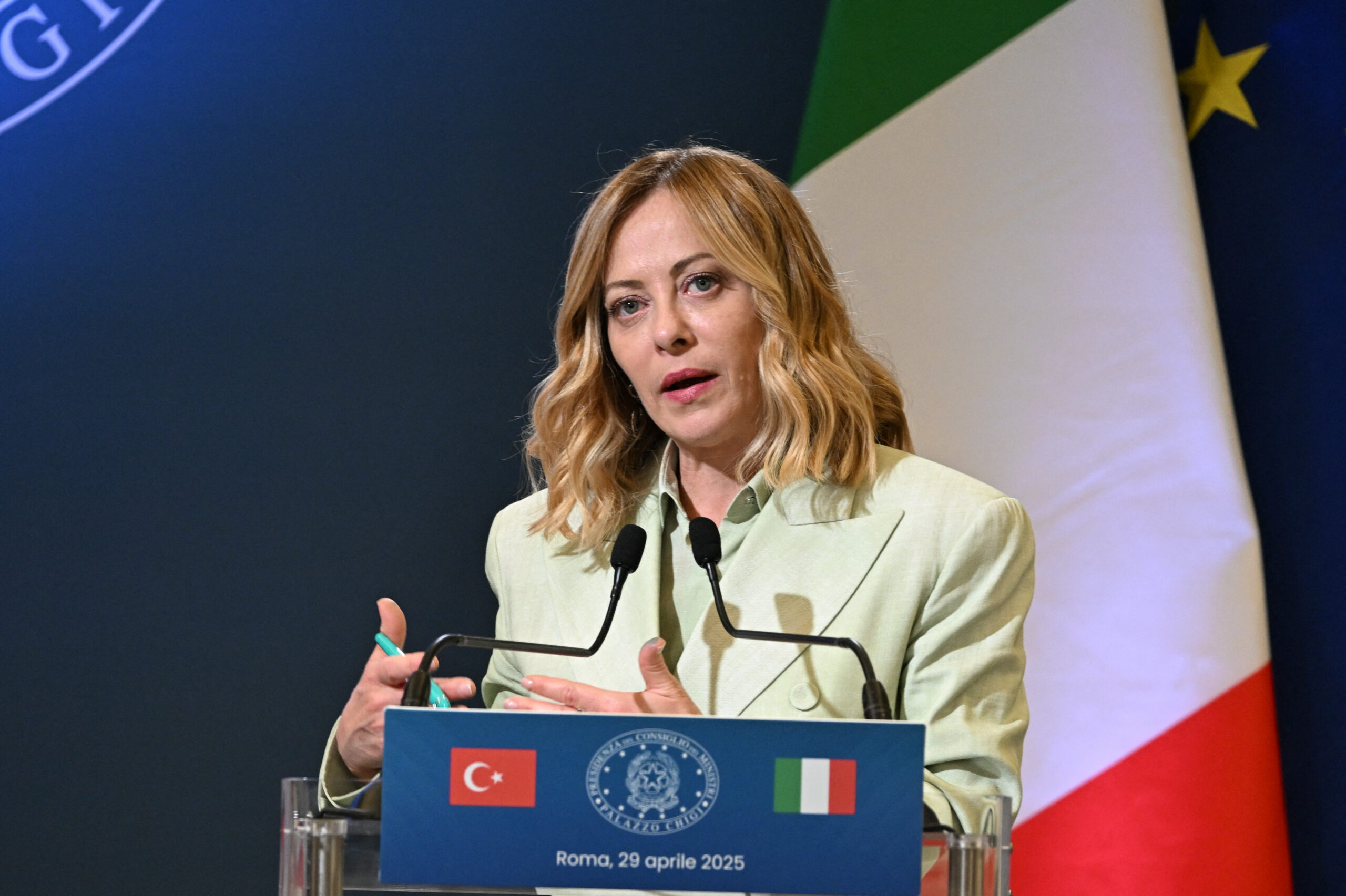 Giorgia Meloni il felicit pe Nicuor Dan dupa victorie