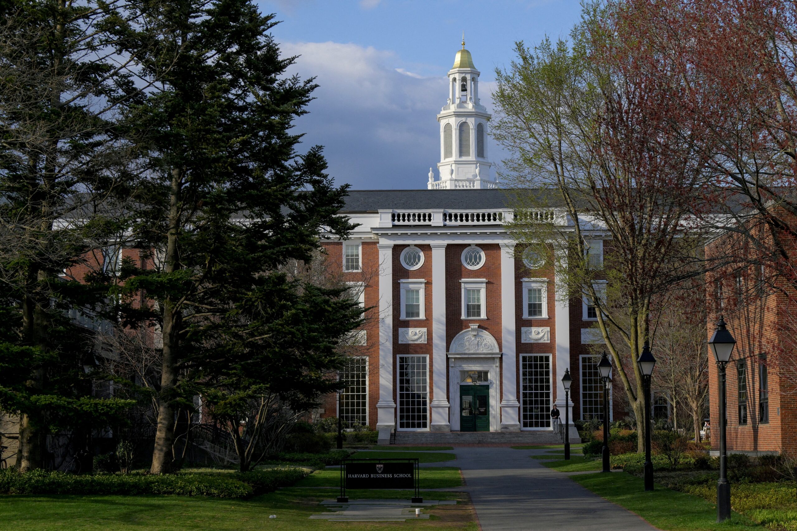 Harvard da in judecata administratia Trump pentru a opri interdictia studentilor internationali