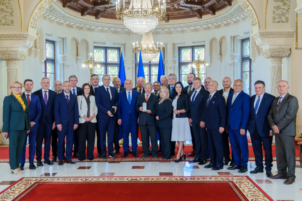 Ilie Bolojan a decorat Consiliul IMM urilor pentru contributia mediului de afaceri