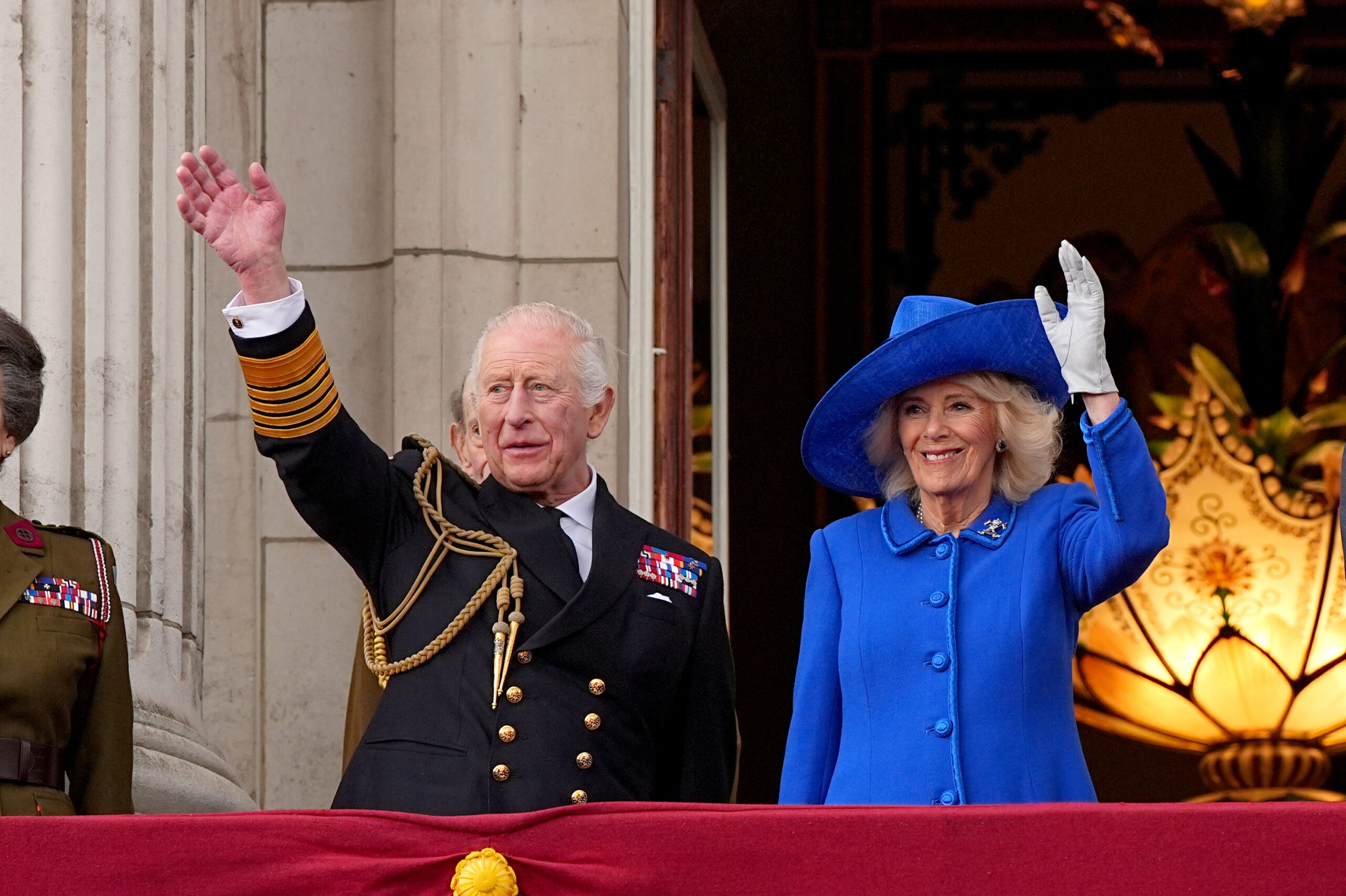 Regele Charles il felicit pe Nicuor Dan