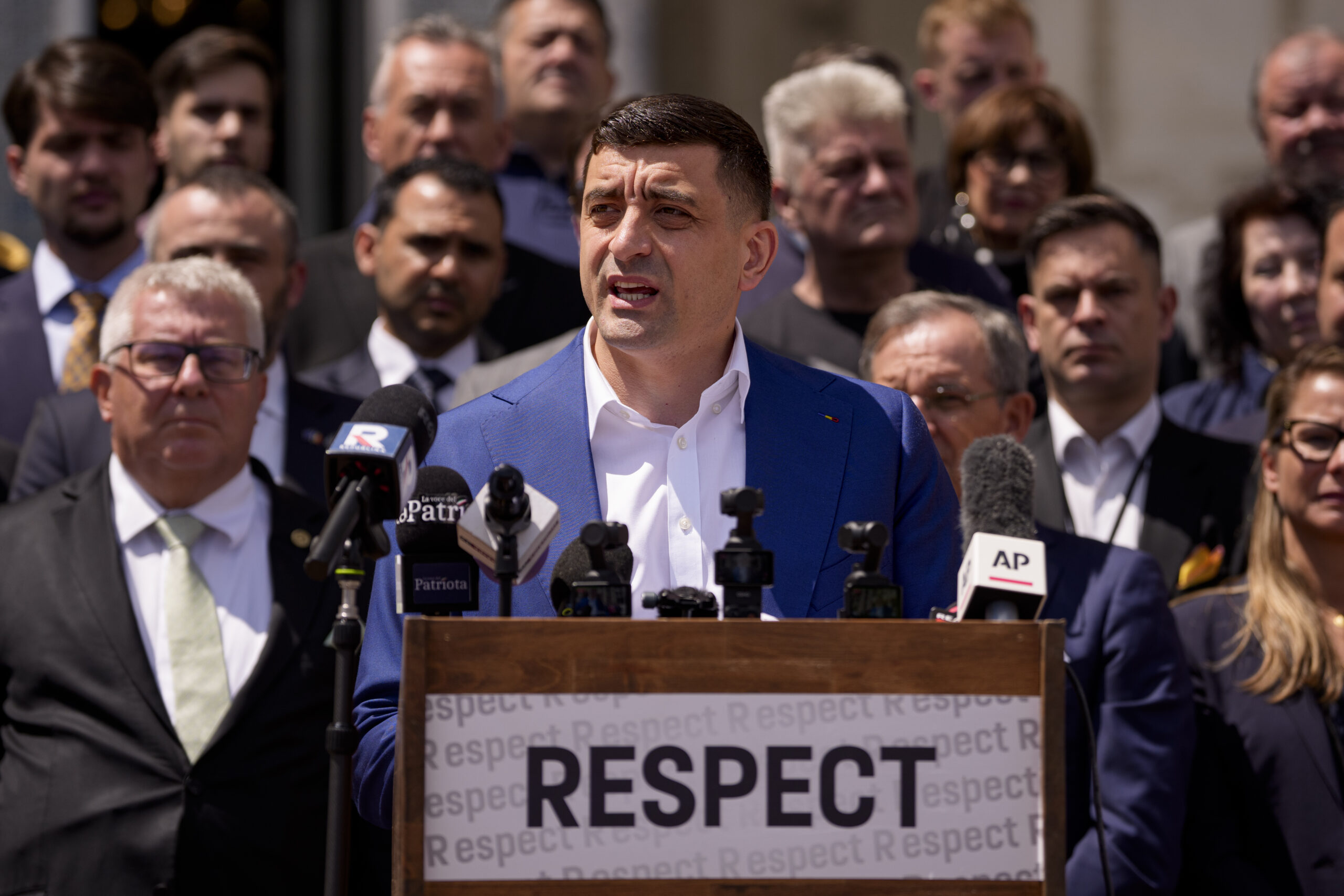 AUR cere CCR sa se sesizeze din cauza intarzierii numirii premierului