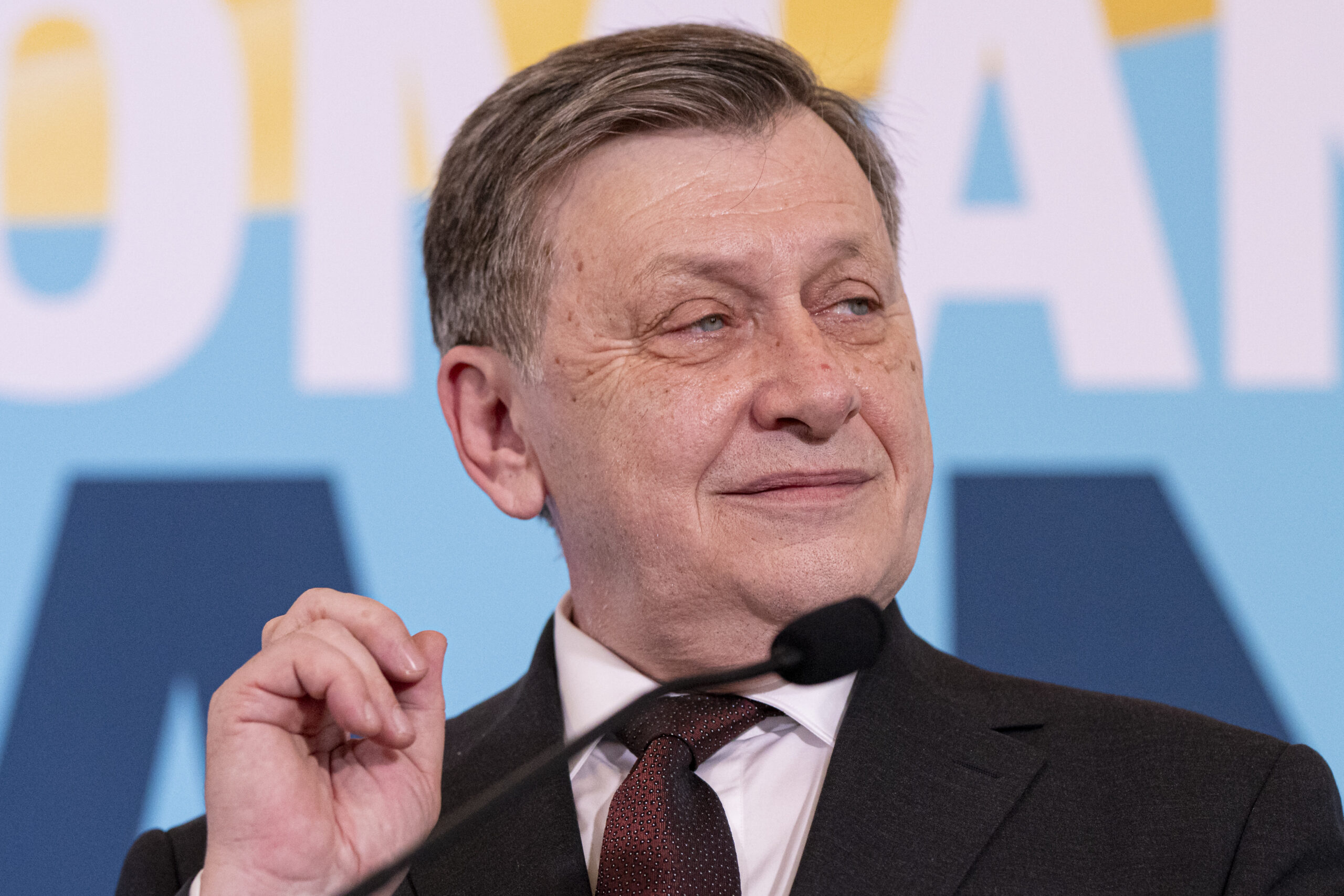Crin Antonescu Bolojan e ca Zoro luptandu se cu partidele