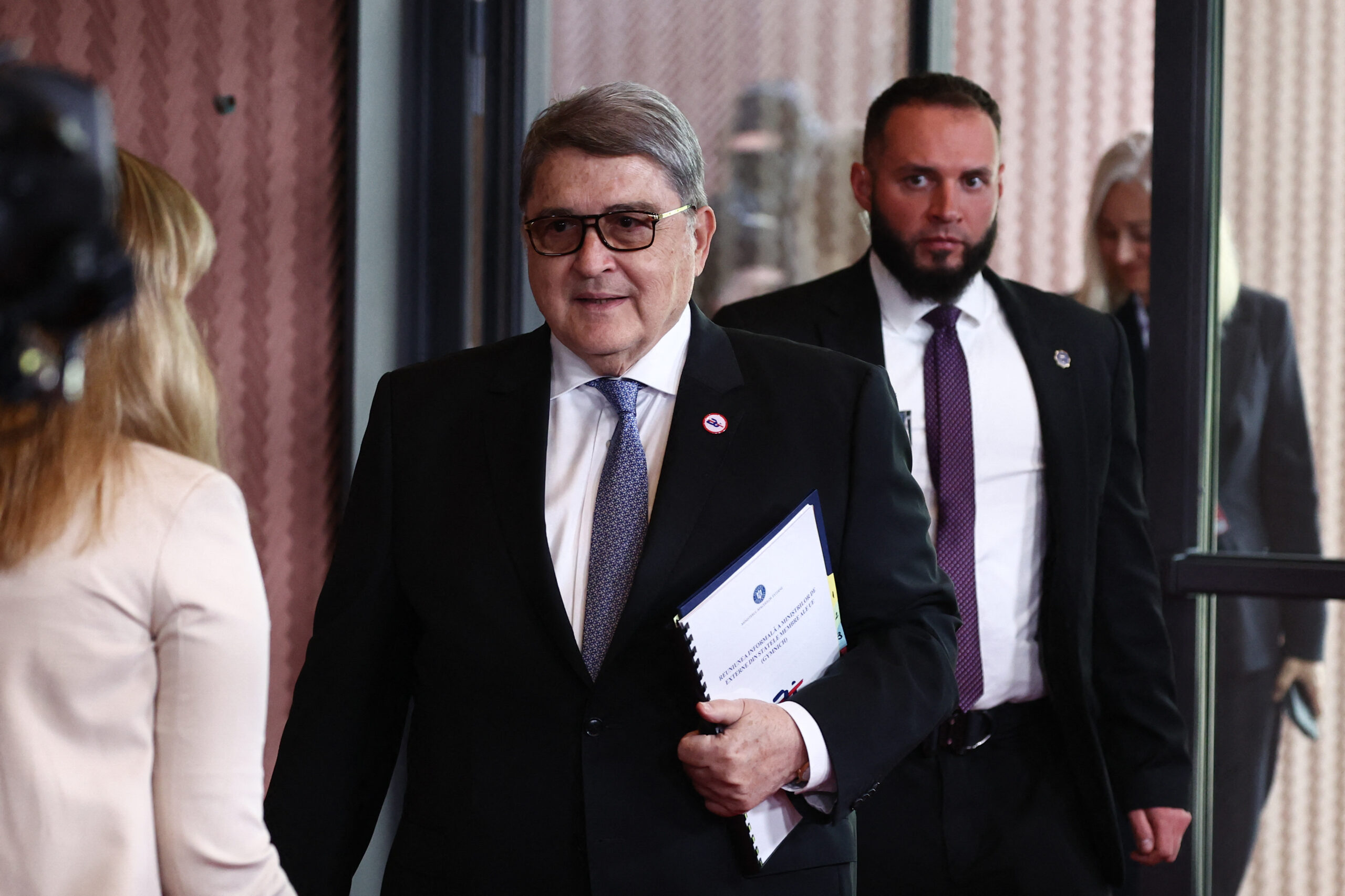 Emil Hurezeanu discuta despre aderarea Romaniei la OCDE