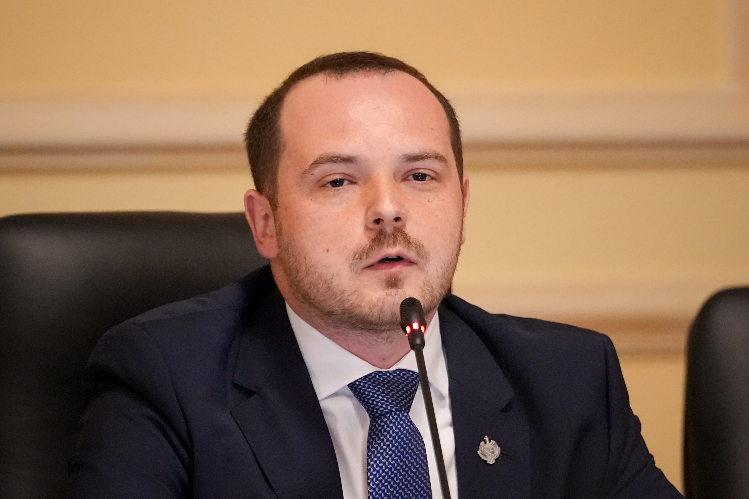Exista angajati cu venituri mai mari decat indemnizatia mea