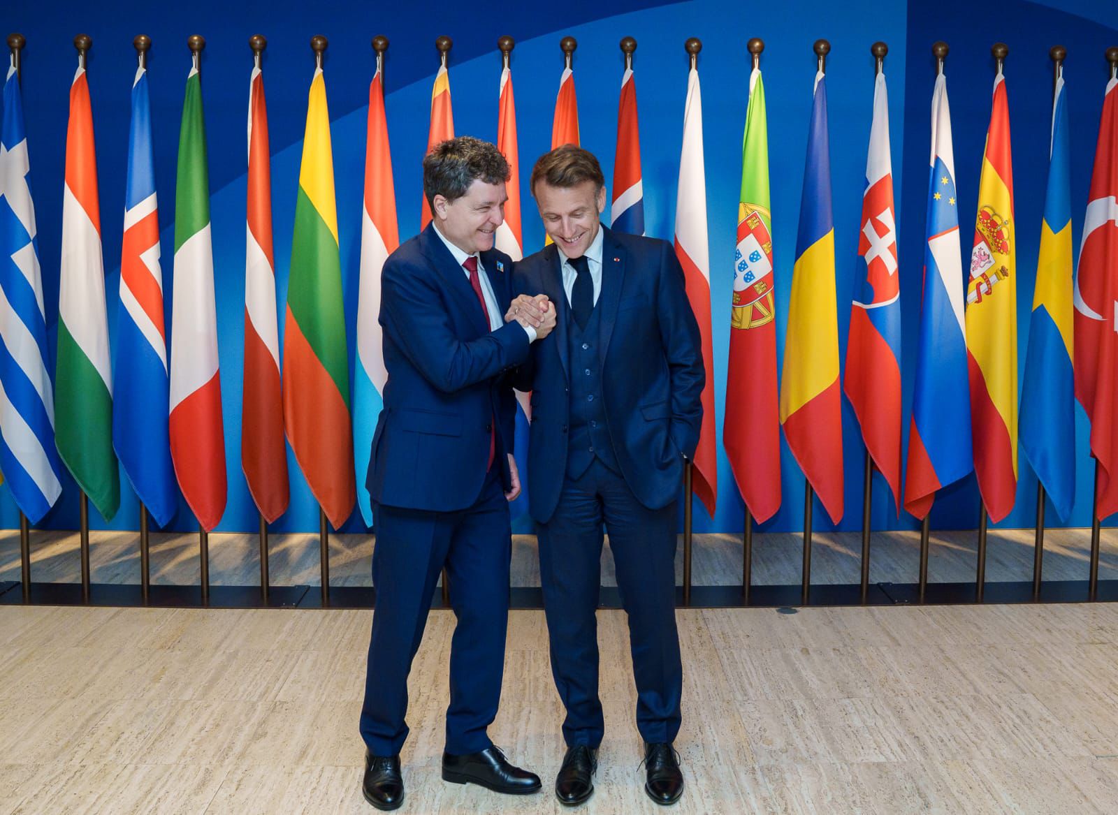 Nicusor Dan discutie scurta cu Emmanuel Macron la summit