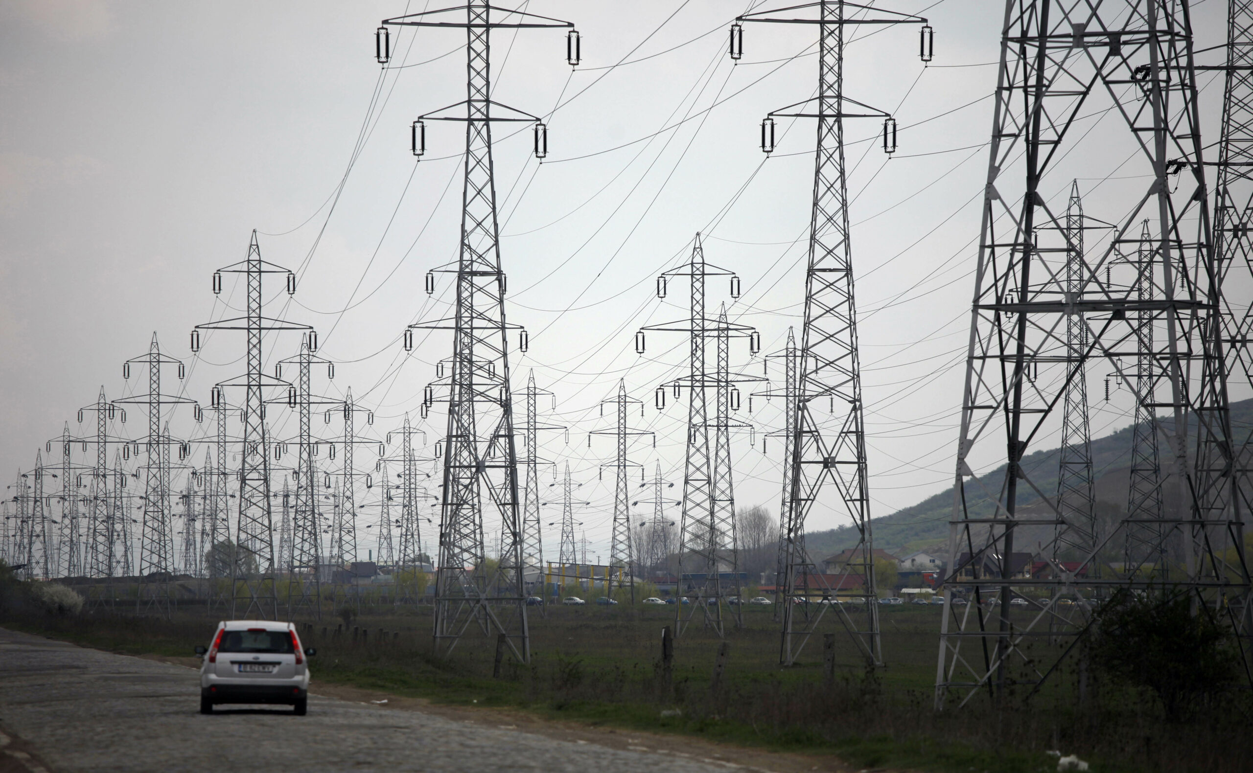 Dan Nica Romanii platesc de 4 ori mai mult pentru energie