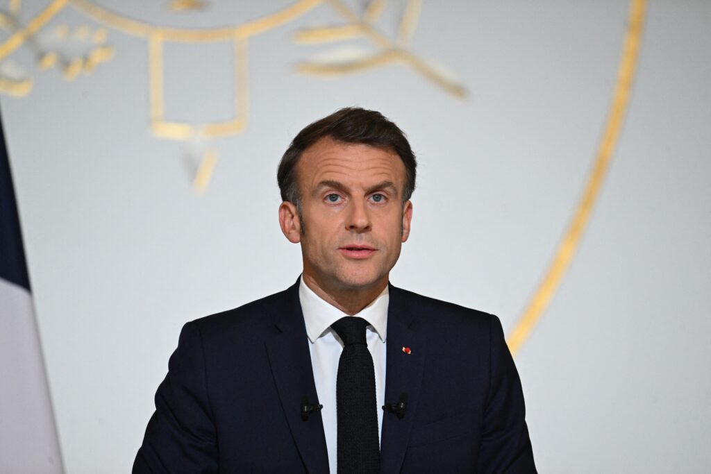 Emmanuel Macron viziteaza Londra marti prima data dupa