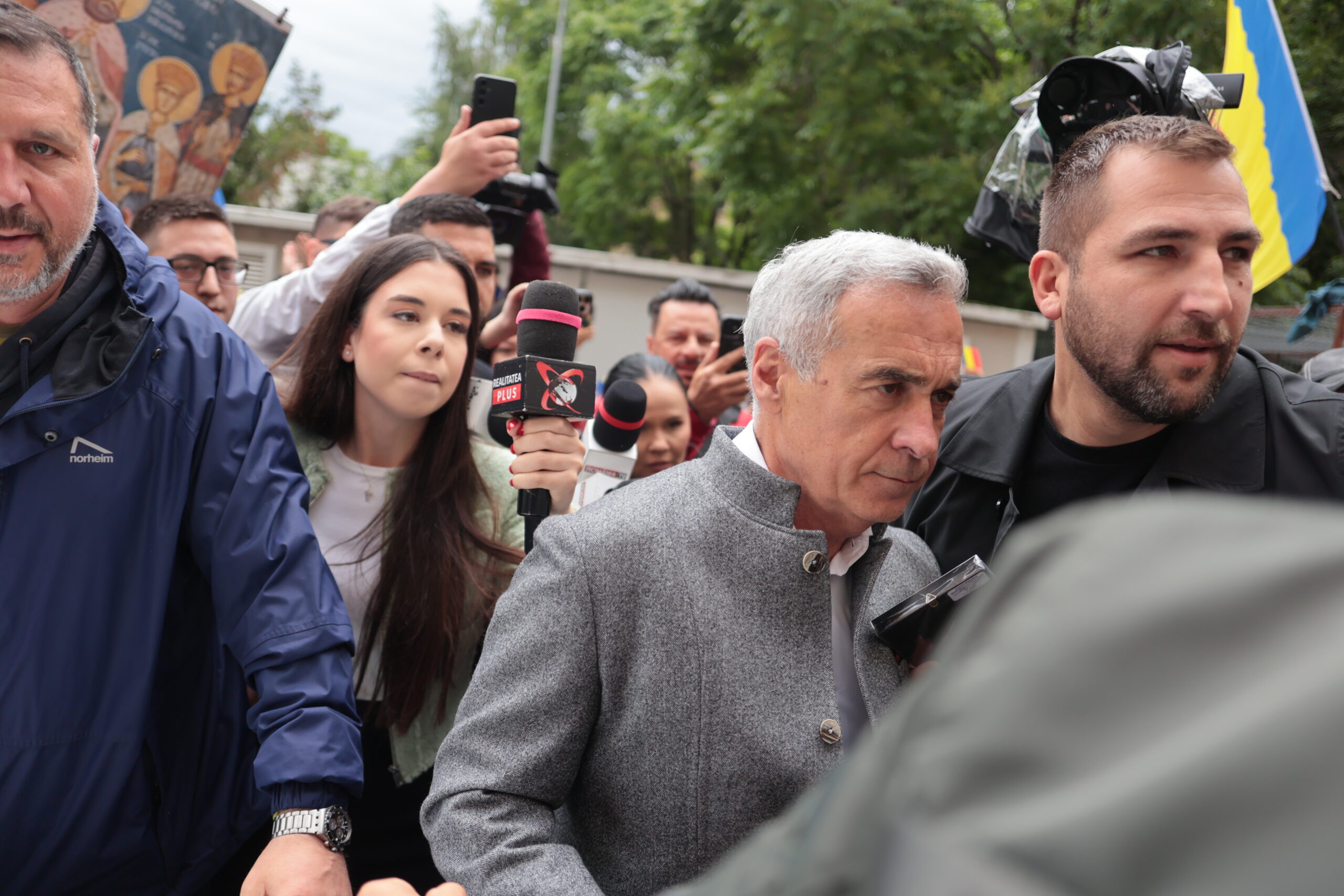 Simpatizantii lui Calin Georgescu asteapta procesul la Judecatoria Sectorului 1