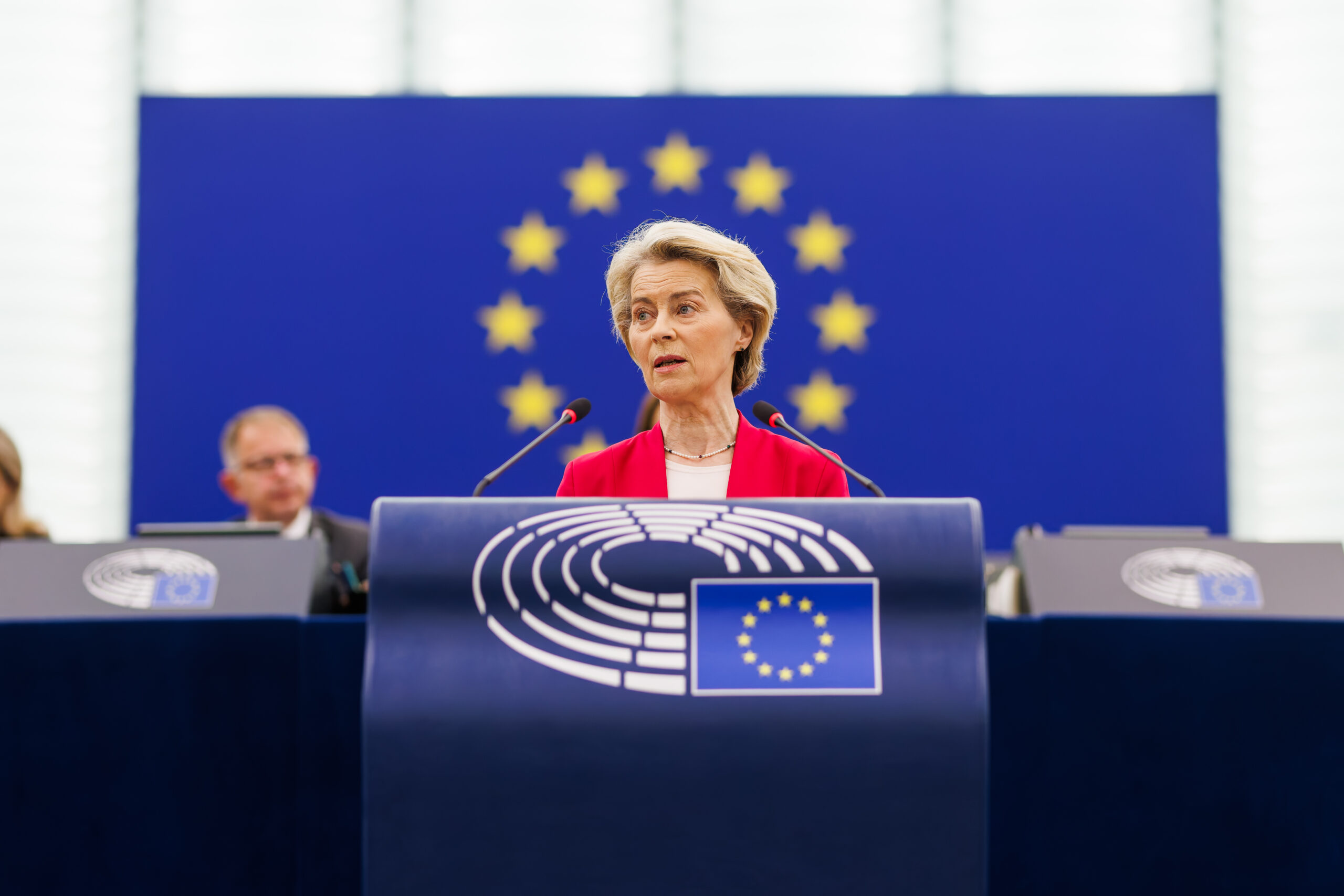 Ursula von der Leyen a trecut de votul de neincredere