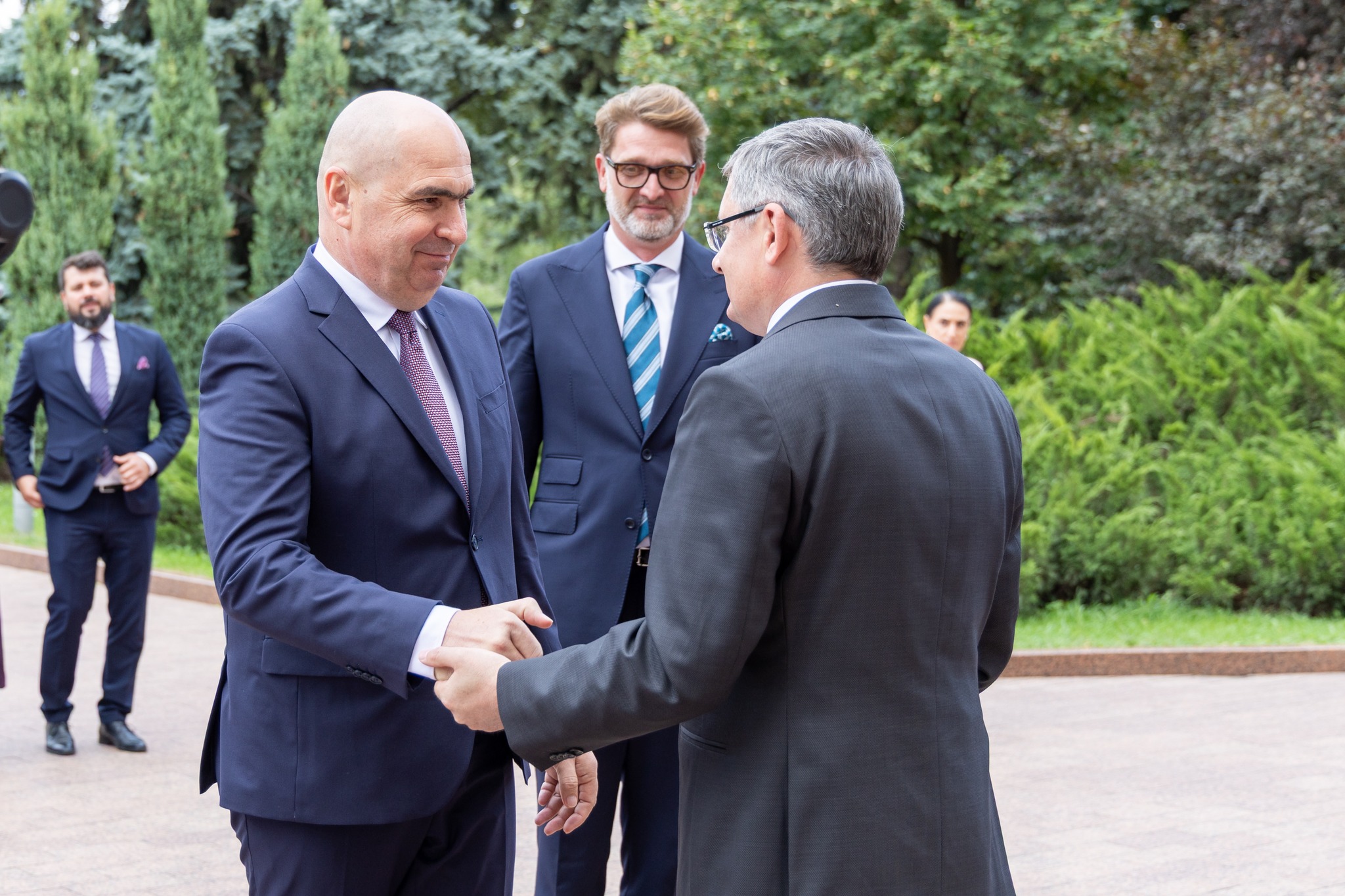 Premierul Ilie Bolojan a discutat integrarea europeana cu presedintele Parlamentului din Moldova
