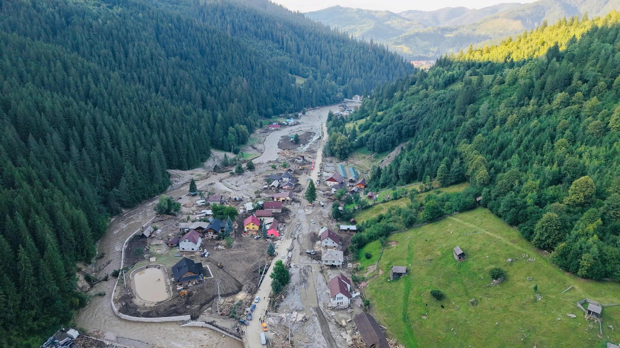 Reconstrucia caselor din Brosteni a inceput