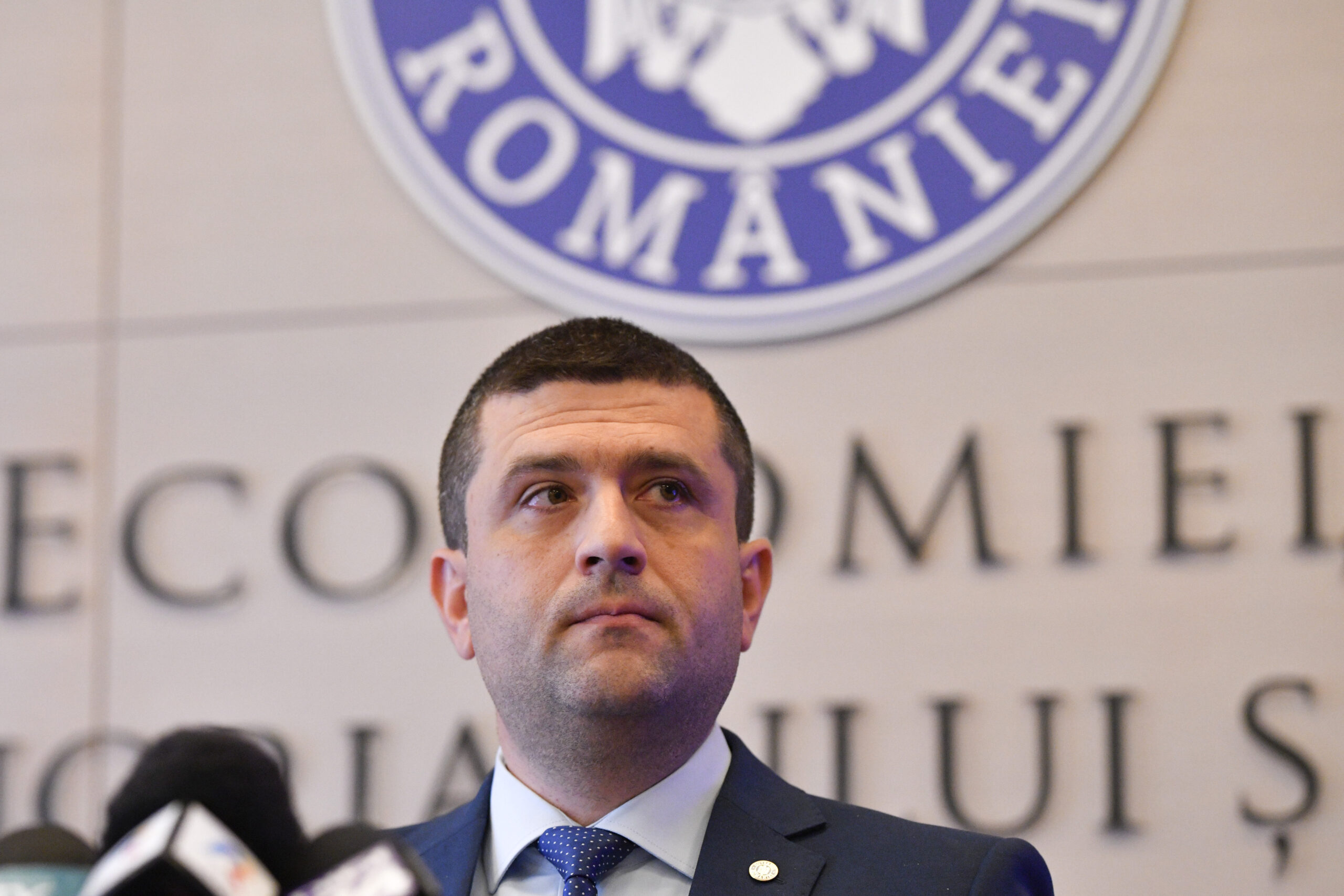 ministrul economiei radu miruta mergand spre cugir dupa incendiu