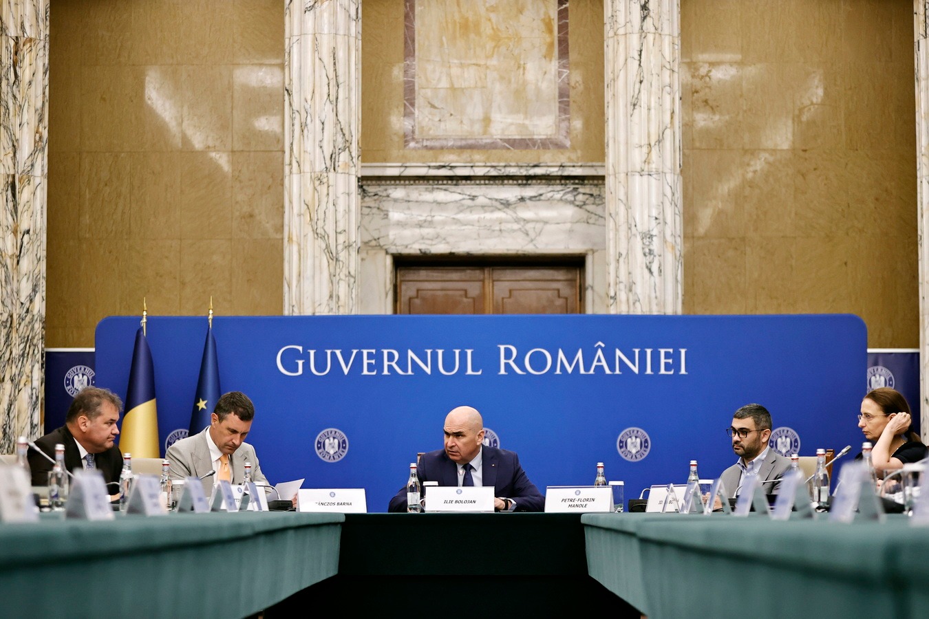 Guvernul isi asuma raspunderea pe cinci proiecte de reforma