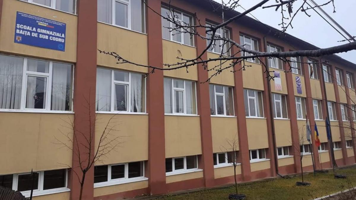Un elev de 12 ani a murit asteptand mama