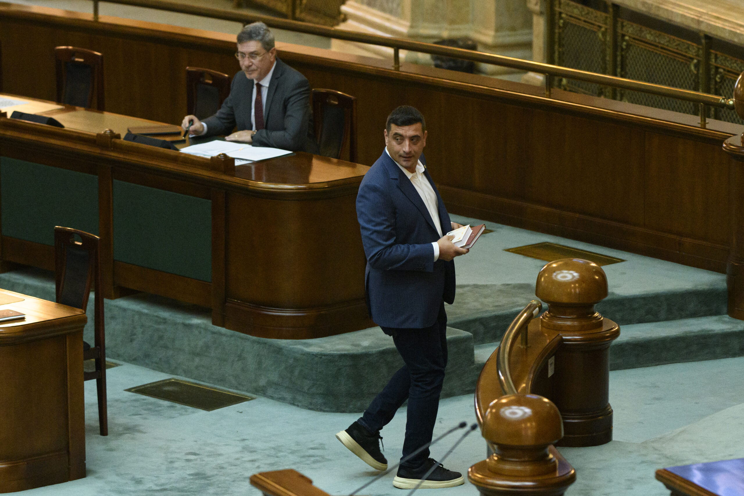 scandal in parlament intre aur si usr acuzatii severe