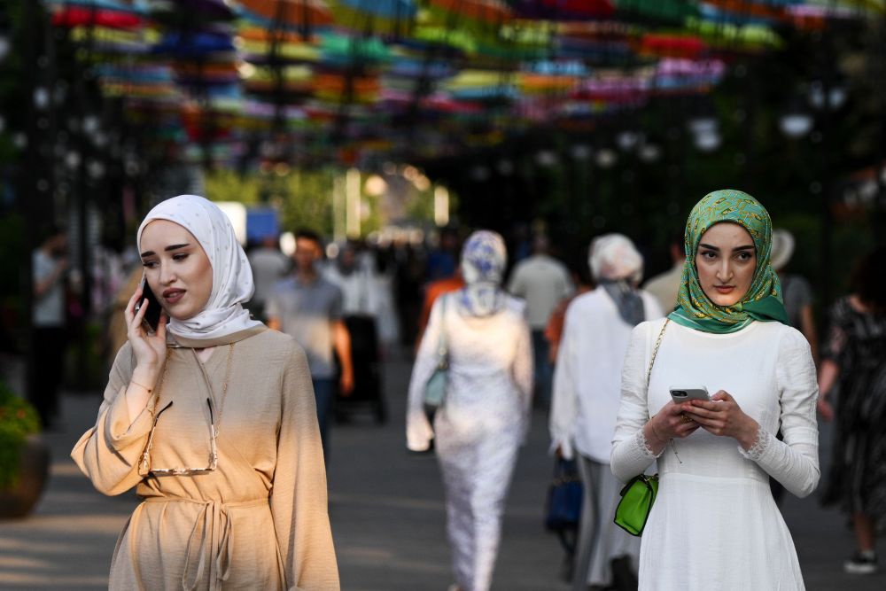 AUR solicta interzicerea esarfelor islamice in Parlamentul European