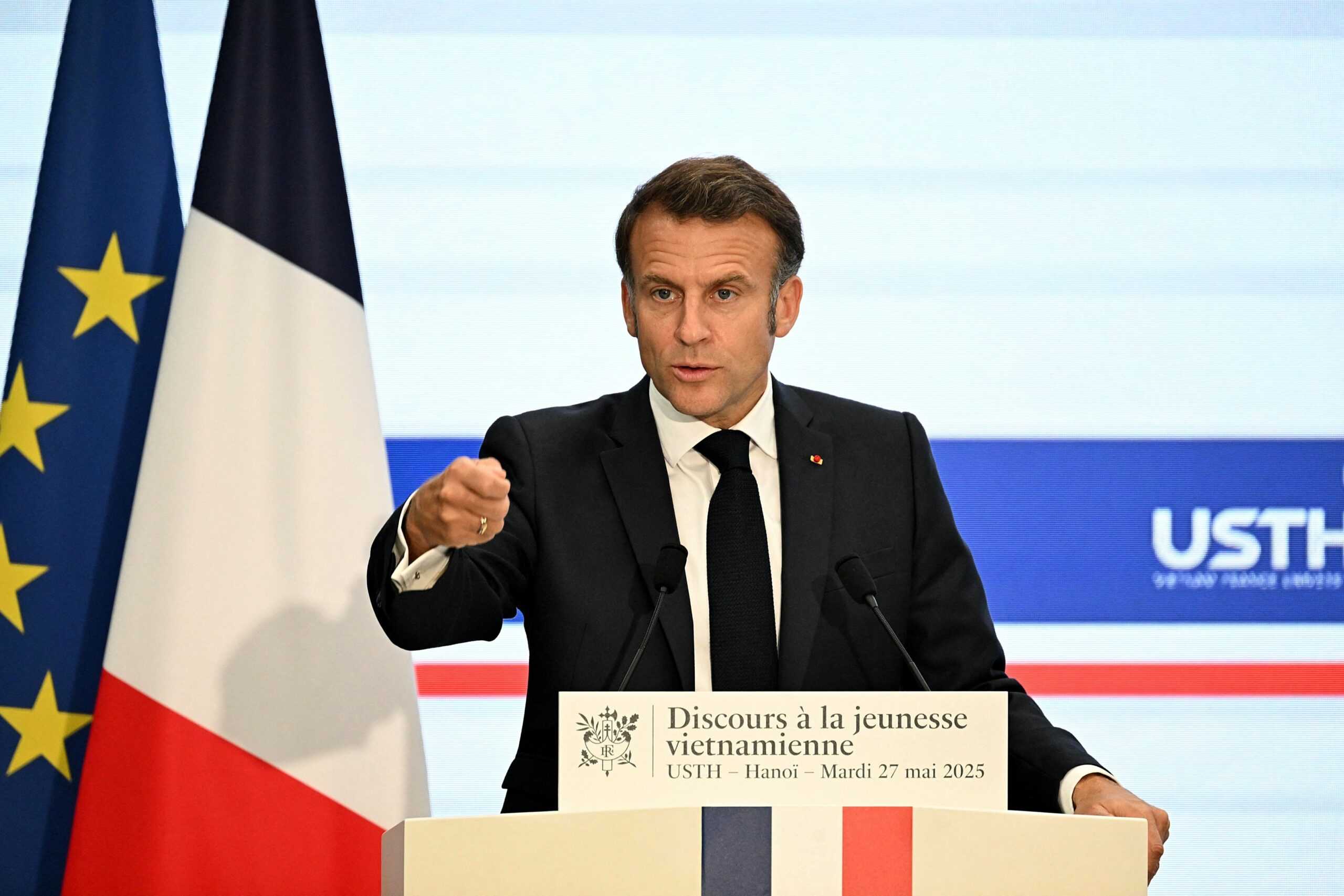 Emmanuel Macron afirma ca dronele ce incalca spatiul aerian european pot fi distruse
