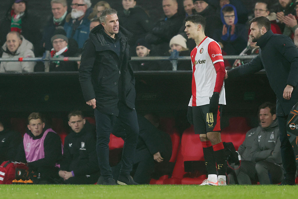 Moment emoionant la Rotterdam Robin van Persie isi debuteaza fiul