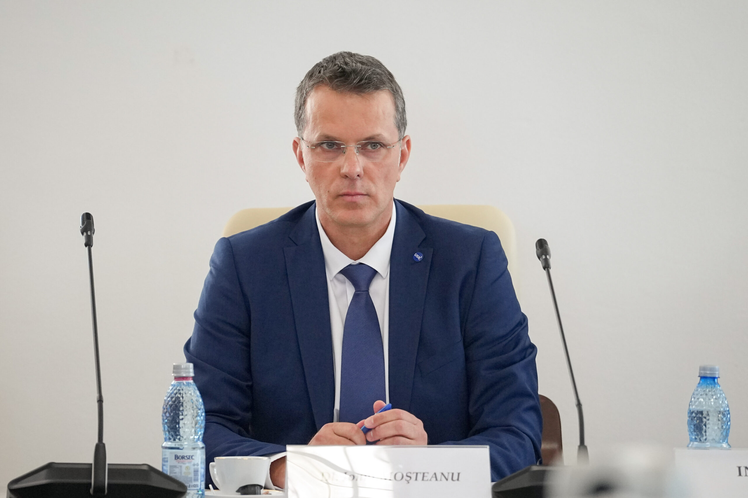 Mosteanu afirma ca nu va accepta taierea salariilor militarilor
